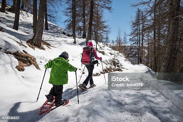 Photo libre de droit de Mère Et Fils Marche En Raquettes banque d'images et plus d'images libres de droit de Randonnée en raquettes - Randonnée en raquettes, Raquette à neige, 6-7 ans