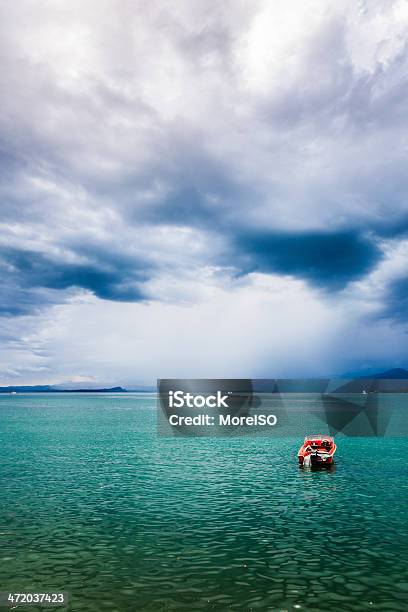 드라마틱 폭풍 스카이 해질녘 바다 위의 배죠 먹구름에 대한 스톡 사진 및 기타 이미지 - 먹구름, 호수, 0명