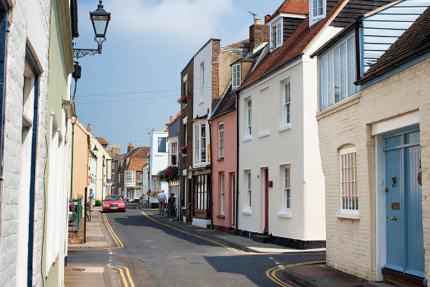 cena de rua com casas em oferta kent que pontilham o caminho. - deal kent - fotografias e filmes do acervo