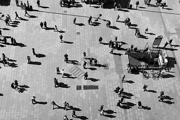 menschen und ihre schatten in callao in madrid - rush hour commuter shadow focus on shadow stock-fotos und bilder