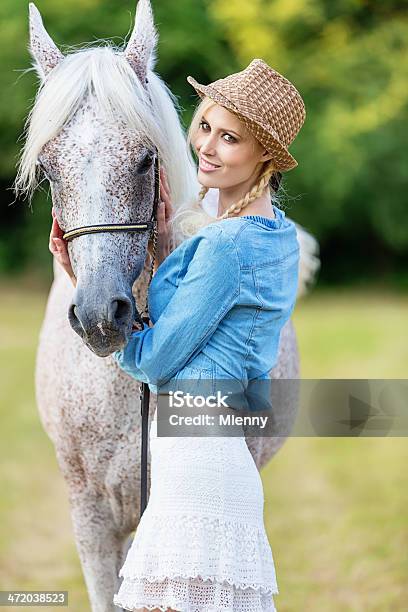 Bellissima Giovane Donna Con Cavallo Bianco - Fotografie stock e altre immagini di Abbigliamento casual - Abbigliamento casual, Accarezzare un animale, Accudire