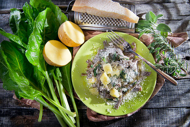 plato tradicional de valtellina italia, pizzoccheri - pizzoccheri fotografías e imágenes de stock