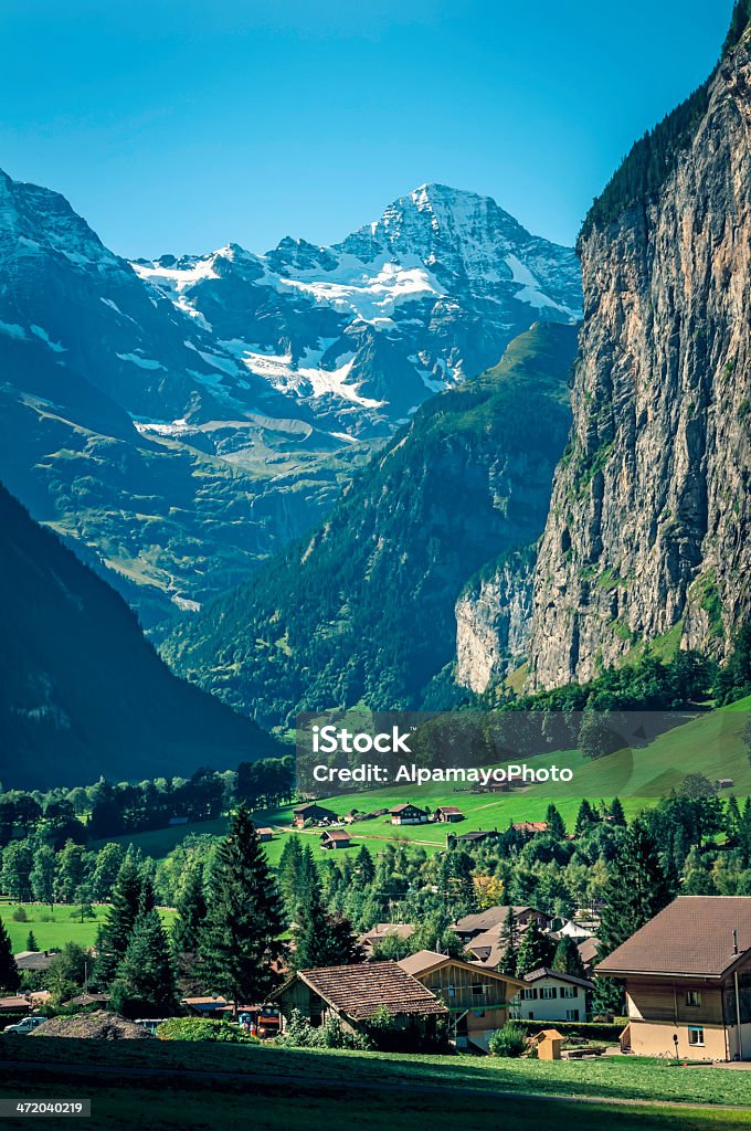 Widok Lauterbrunnen valley w Szwajcarii — - Zbiór zdjęć royalty-free (Alpy)