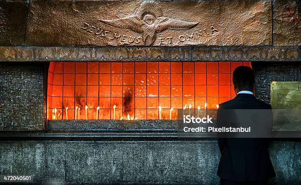 Foto de Empresário E Sua Rezar e mais fotos de stock de Banco de Igreja - Banco de Igreja, Episcopalianismo, Ajoelhar