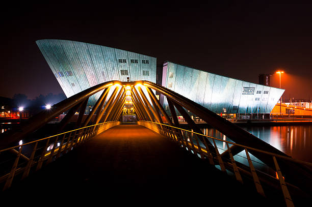 das museum der wissenschaften nemo bei nacht in amsterdam - nemo museum stock-fotos und bilder