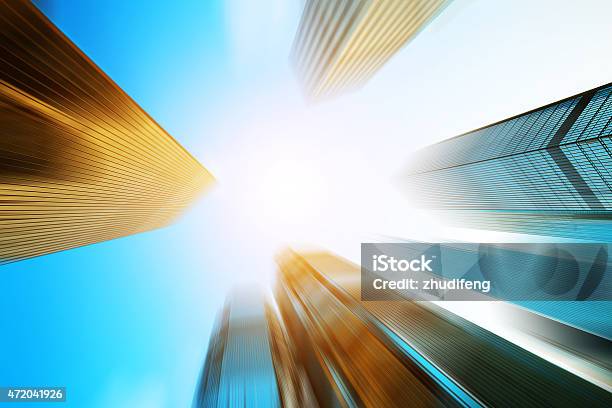 Góc Nhìn Thấp Của Tòa Nhà Chọc Trời Hiện Đại Trong Chuyển Động Mờ Hình ảnh Sẵn có - Tải xuống Hình ảnh Ngay bây giờ