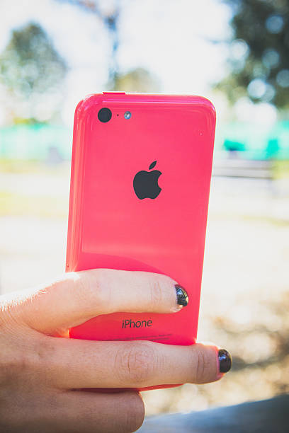 halten neues iphone 5c"" - holding iphone 5 business mobile phone stock-fotos und bilder