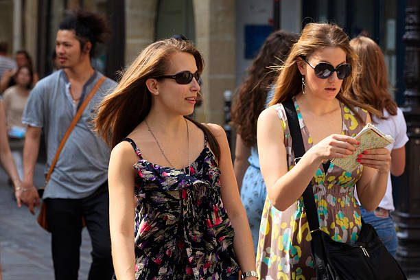 due donne dello shopping in rue des rosiers a parigi - jewish quarter foto e immagini stock