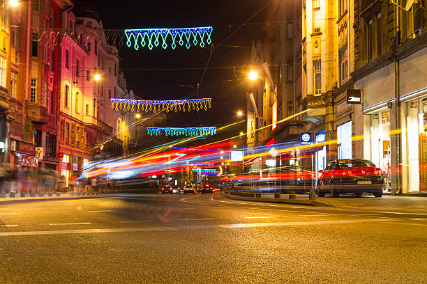 raggio di luce - blurred motion street city life urban scene foto e immagini stock