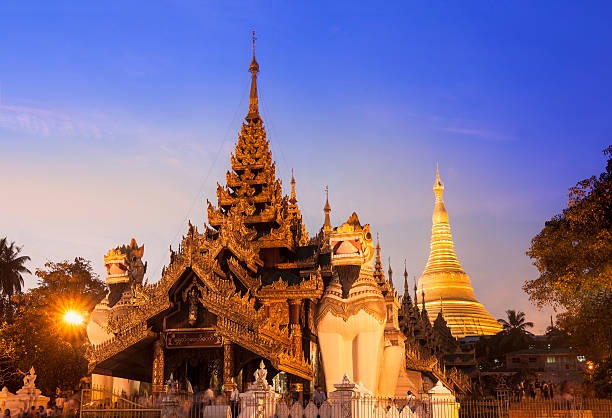 shwedagon pagoda, myanmar. - burmese culture myanmar gold lion fotografías e imágenes de stock