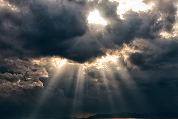 dramática céu escuro com sol luz - every cloud has a silver lining imagens e fotografias de stock