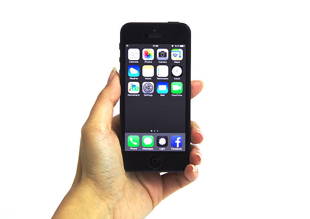 novo apple iphone 5 com ios7 - youtube telephone iphone iphone 5 - fotografias e filmes do acervo