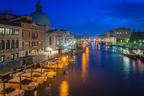 venecia gran canal de ferrovia al atardecer italia - ponte degli scalzi fotografías e imágenes de stock