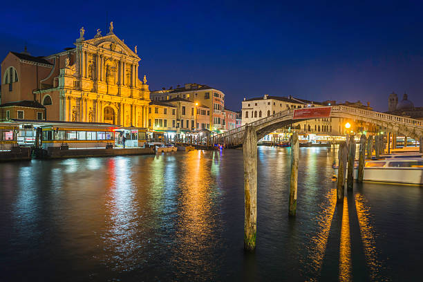 ヴェニスのカステッロデグリスカルツィ橋夜はイタリアの大運河 - venice italy grand canal railroad track bridge ストックフォトと画像