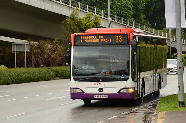 singapore sbs öffentlichen bus auf der straße ansätze haltestelle - regen grafiken stock-fotos und bilder