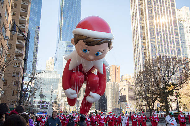 elf auf dem regal luftballons in der stadt 2013 macy's parade - buchtitel stock-fotos und bilder