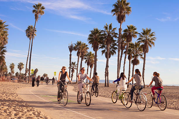 montar bicicletas en la playa de santa mónica - santa monica beach los angeles county city of los angeles fotografías e imágenes de stock