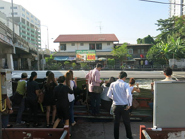 альтернативный способ путешествия в бангкок - bangkok thailand asia water taxi стоковые фото и изображения