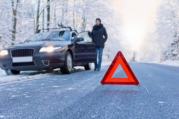 invierno en automóvil coche avería - road ice danger winter fotografías e imágenes de stock