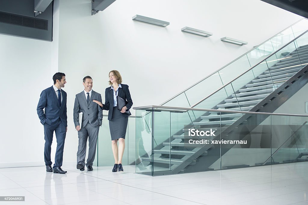 Parler affaires dans l'escalier - Photo de 30-34 ans libre de droits