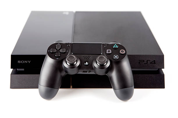 playstation 4 console e almofada dualshock no fundo branco - video game gamepad black isolated on white - fotografias e filmes do acervo