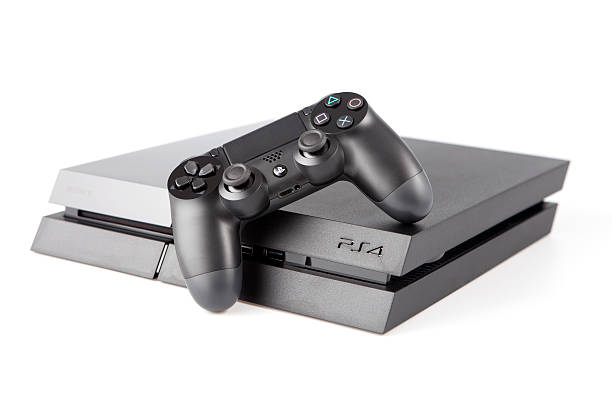 console playstation 4 e pad dualshock su sfondo bianco - sony foto e immagini stock