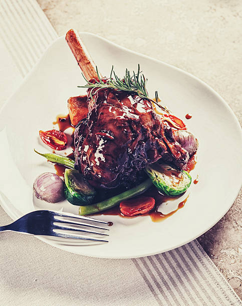 arrosto di agnello con codolo - lamb shank foto e immagini stock