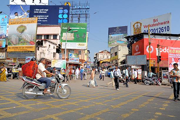 quartier des affaires de pune, inde - candid downtown district editorial horizontal photos et images de collection