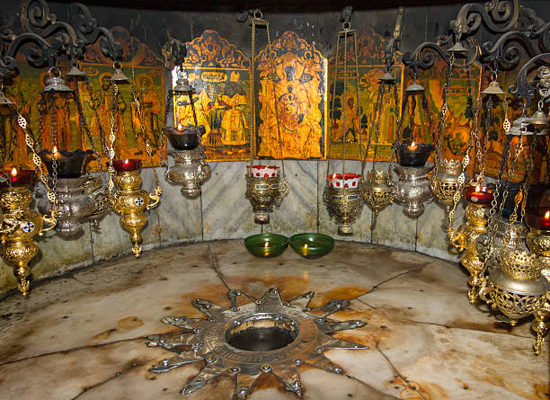 stern und symbol-lampen in nativity grotto über jesus christus geburtsort - birthplace stock-fotos und bilder