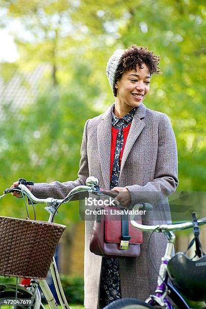 Photo libre de droit de Jeune Femme Avec Vélo banque d'images et plus d'images libres de droit de Adulte - Adulte, Adulte d'âge moyen, Automne