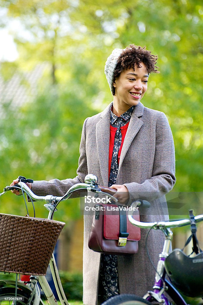 Jovem mulher com bicicleta - Foto de stock de Adulto royalty-free