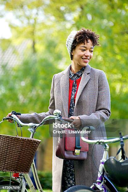 Foto de Jovem Mulher Com Bicicleta e mais fotos de stock de Adulto - Adulto, Adulto de idade mediana, Bem-estar