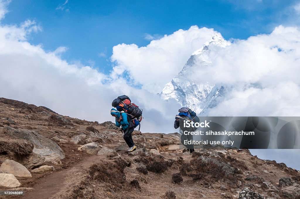 Sherpa Carregando expedição kit Himalaia pico da montanha Nepal - Foto de stock de Sherpa royalty-free