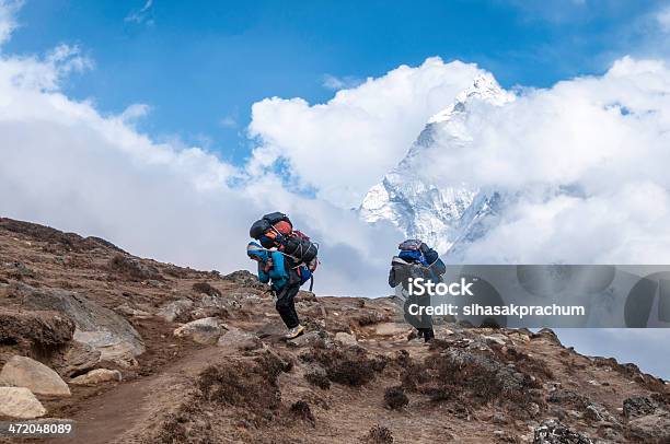 Foto de Sherpa Carregando Expedição Kit Himalaia Pico Da Montanha Nepal e mais fotos de stock de Sherpa