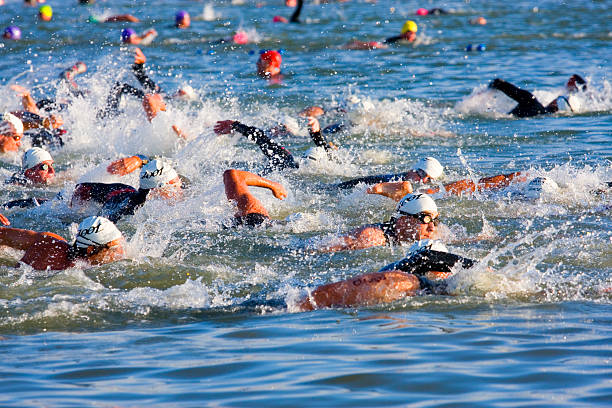 nadadores no boulder pico de triatlo - triathlon ironman triathalon ironman people - fotografias e filmes do acervo