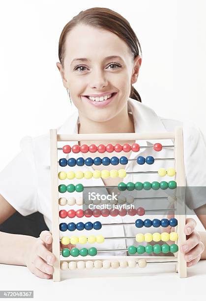 Zählen Stockfoto und mehr Bilder von Abakus-Rechentafel - Abakus-Rechentafel, Arbeiten, Attraktive Frau