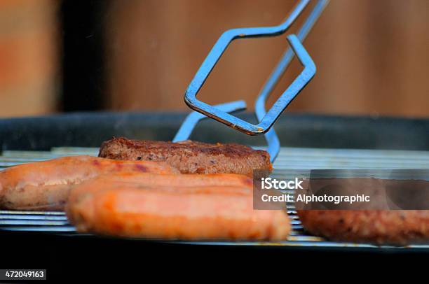 Grill Otwarty Płomień Węgiel - zdjęcia stockowe i więcej obrazów Barbecue - Barbecue, Burger, Chicken burger