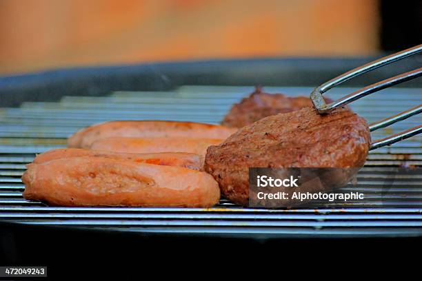 Chamas Carvão De Churrasco - Fotografias de stock e mais imagens de Hambúrguer - Comida - Hambúrguer - Comida, Tenaz, Ao Ar Livre