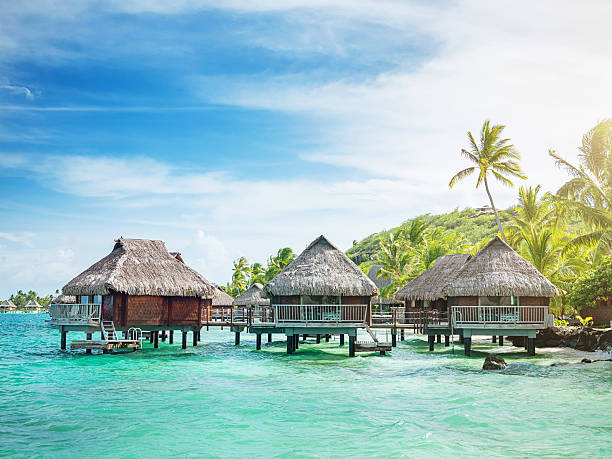 holiday resort de la polinesia francesa, en el océano - south pacific ocean island polynesia tropical climate fotografías e imágenes de stock