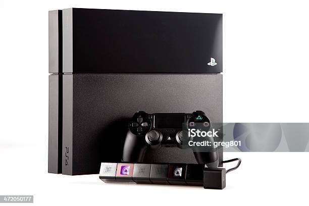 Console Playstation 4 E Pad Dualshock Telecamera Su Sfondo Bianco - Fotografie stock e altre immagini di Playstation