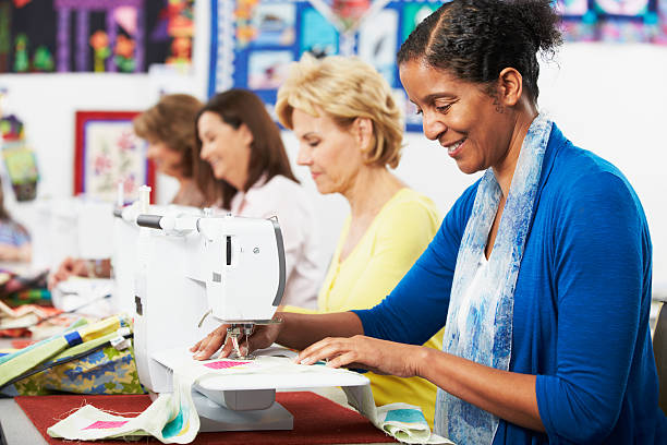 grupo de mulheres com eléctricos máquinas de costura em class (turma) - quilt textile patchwork thread imagens e fotografias de stock