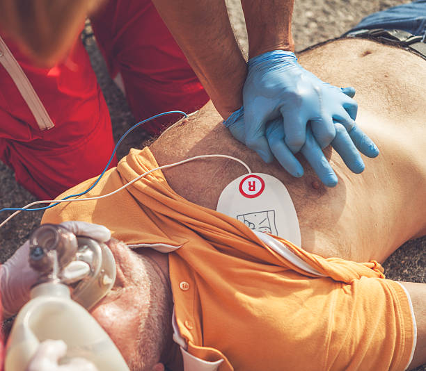 medizinischer notfall-team erste hilfe auf der straße - medicate stock-fotos und bilder