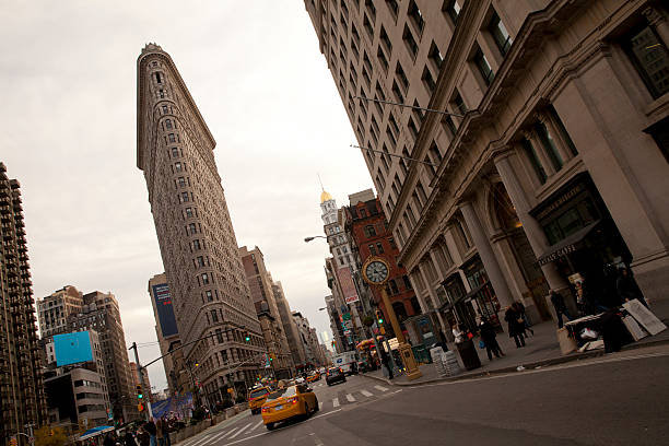 Flatiron building in New York City New York City, USA - November 23, 2013: Flatiron Building with traffic at the afternoon. It is located at 175 Fifth Avenue in the borough of Manhattan, New York City. new york state license plate stock pictures, royalty-free photos & images