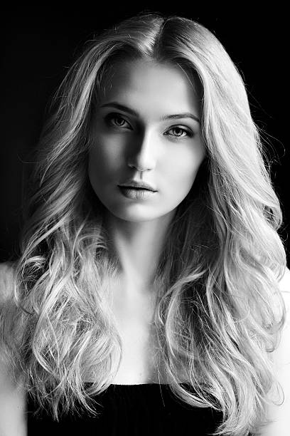 istock Young beautiful woman on dark background 472051919