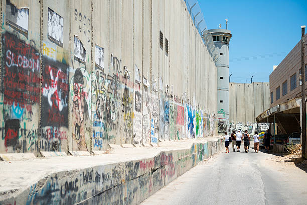 os visitantes estrangeiros rota turística separação parede em belém - muro da cisjordânia fotos - fotografias e filmes do acervo