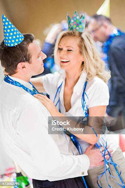 Casal Em Uma Festa - Fotografias de stock e mais imagens de Abraçar - Abraçar, Adulto, Amor