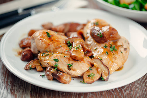 peito de frango grelhado com cogumelos - side salad imagens e fotografias de stock