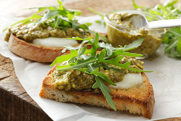 italian imagens estáticas: bruschetta com queijo mussarela, pesto e arigula - bread cheese bruschetta canape - fotografias e filmes do acervo