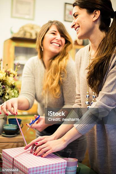 Duas Mulheres Presentes Embalagem - Fotografias de stock e mais imagens de Adulto - Adulto, Atividade Comercial, Caixa