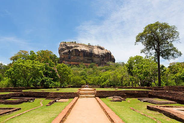 roca de sigiriya - circa 5th century fotografías e imágenes de stock